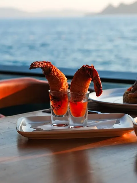 King prawn presentation with islands behind